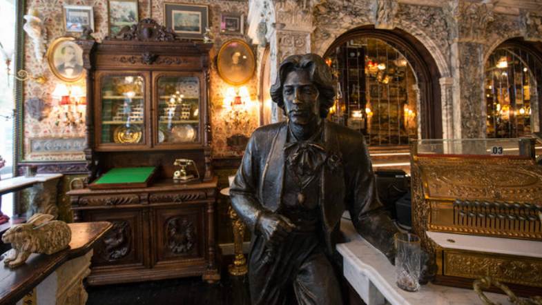 This Oscar Wilde Themed Bar is the Stuff of Dreams