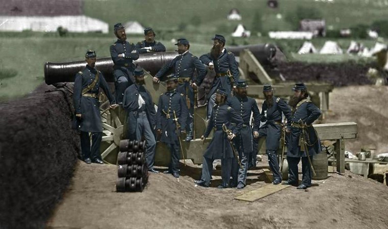 union soldiers with cannon