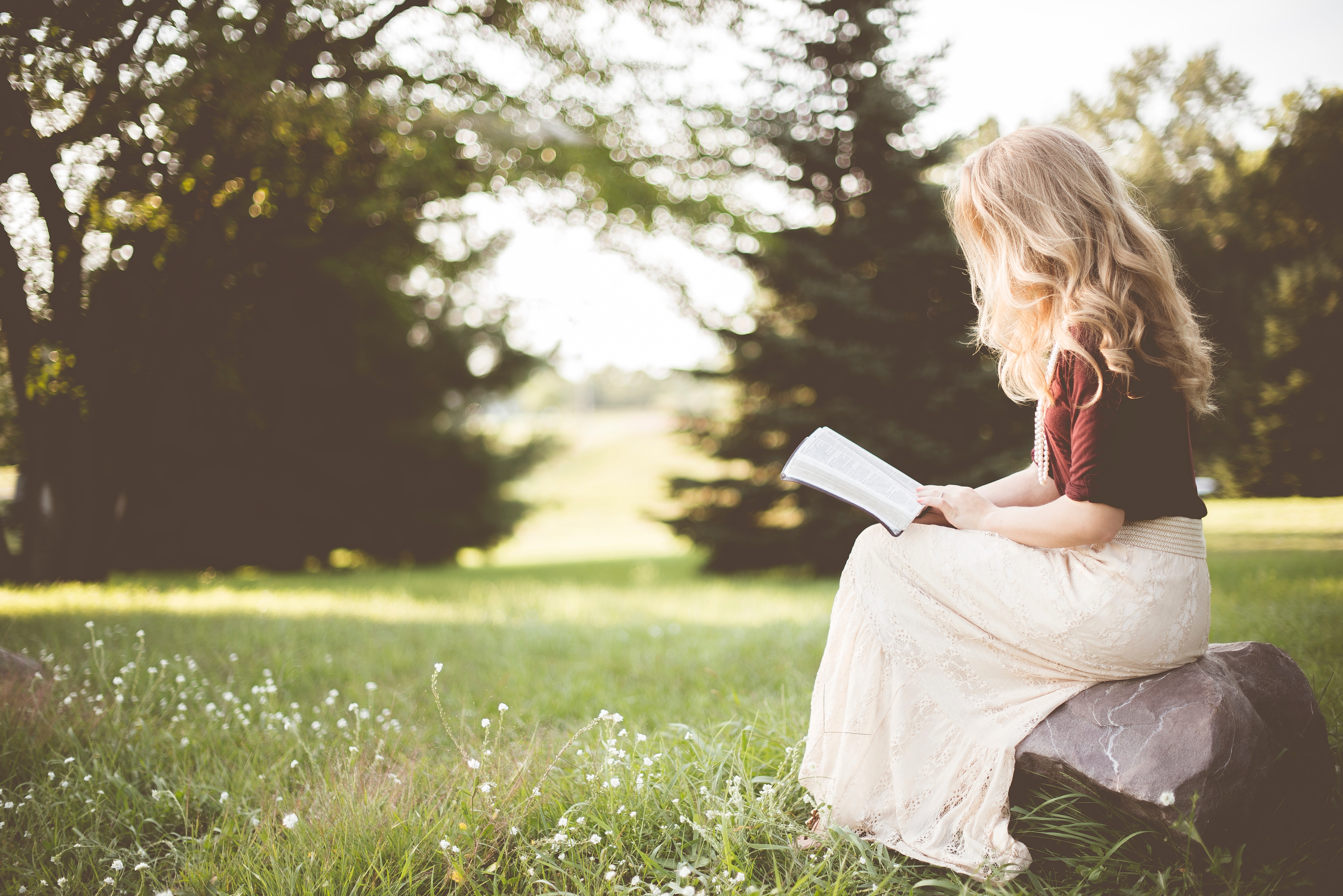 Females Reading