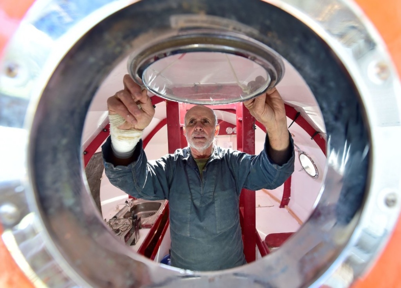 French Explorer ‘Stayed Sane’ During Barrel Trip Across the Atlantic by Reading, Writing