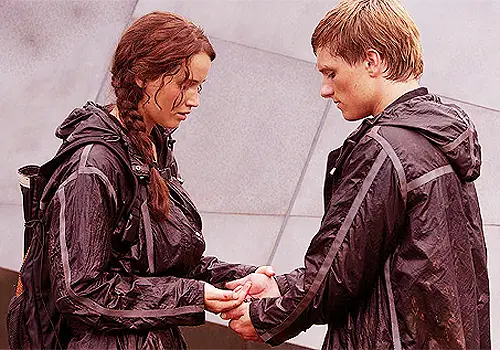 Katniss and Peeta with berries in 'The Hunger Games' movie