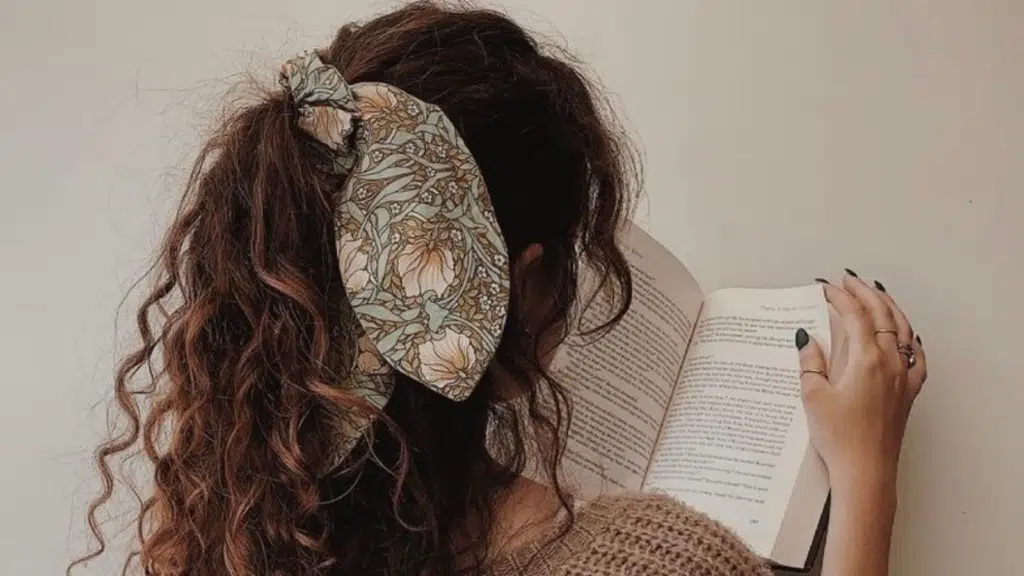 Enjoy Books & Vintage Vibes With The Bookstagrammer Of The Week: @whenelizabethreads